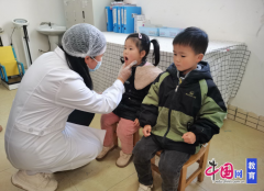 保健大夫和班级教师当即陪护